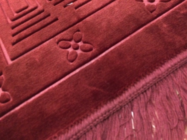 Grand tapis de luxe épais couleur Bordeaux avec dessins indiquant la  direction de la qibla